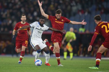 ROME, İtalya - 05.03.2022: BOGA (ATA), BRYAN CRISTANTE (AS ROMA) İtalyan Serisi 'nde SS AS ROMA ATALANTA' ya karşı Roma Olimpiyat Stadyumu 'nda oynanan futbol maçı