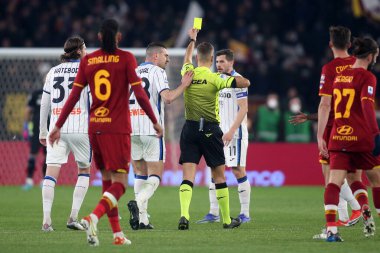 ROME, İtalya - 05.03.2022: İtalyan Serisi sırasında YELLOW Kart (ATA) SS AS ROMA ATALANTA ile Roma Olimpiyat Stadyumu arasında oynanan bir futbol maçı