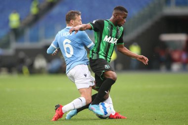 ROME, İtalya - 02.04.2022: LUCAS LEIVA (LAZIO), TRORE (SAS) İtalyan Serisi sırasında SS LAZIO SASSUOLO 'ya karşı Roma Olimpiyat Stadyumu' nda oynanan karşılaşma