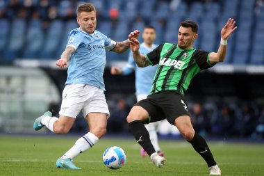ROME, İtalya - 02.04.2022: CIRO IMMOBILE (LAZIO), KAAN AYHAN (SAS) İtalyan Serisi sırasında eylem halindeydi.