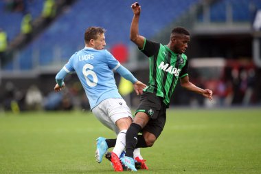 ROME, İtalya - 02.04.2022: LUCAS LEIVA (LAZIO), TRORE (SAS) İtalyan Serisi sırasında SS LAZIO SASSUOLO 'ya karşı Roma Olimpiyat Stadyumu' nda oynanan karşılaşma