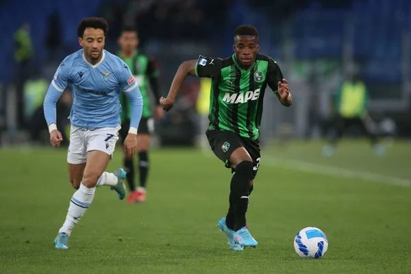 ROME, İtalya - 02.04.2022: TRORE (SAS), FELIPE ANDERSON (LAZIO) İtalyan Serisi 'nde SS LAZIO SASSUOLO' ya karşı Roma Olimpiyat Stadyumu 'nda oynanan bir futbol maçı sırasında