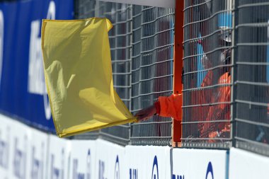 Roma, İtalya - 10.04 2022: YELLOW FLAG in ABB ForMULA E, FIA World CHAMPIONship 2022 ROME E-PRIX RACE Nisan 2022 'de Roma' da