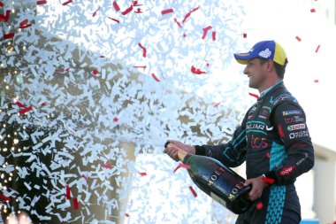Roma, İtalya - 10.04 2022: Mitch Evans (Jaguar TCS Racingduring) ABB Formu, FIA World CHAMPIONship 2022 ROME E-PRIX RACE zaferini Nisan 2022 'de Roma' da kutladı.