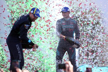 Roma, İtalya - 10.04 2022: Mitch Evans (Jaguar TCS Racingduring) ABB Formu, FIA World CHAMPIONship 2022 ROME E-PRIX RACE zaferini Nisan 2022 'de Roma' da kutladı.