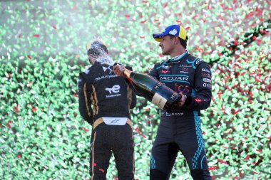 Roma, İtalya - 10.04 2022: Mitch Evans (Jaguar TCS Racingduring) ABB Formu, FIA World CHAMPIONship 2022 ROME E-PRIX RACE zaferini Nisan 2022 'de Roma' da kutladı.