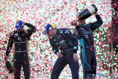 Roma, İtalya - 10.04 2022: Mitch Evans (Jaguar TCS Racingduring) ABB Formu, FIA World CHAMPIONship 2022 ROME E-PRIX RACE zaferini Nisan 2022 'de Roma' da kutladı.