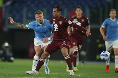ROME, İtalya - 16.04.2022: CIRO IMMOBILE (LAZIO), IZO ANTONIO (TOR) İtalyan Serisi sırasında SS LAZIO - TORINO FC arasında Roma Olimpiyat Stadyumu 'nda oynanan bir futbol maçı sırasında