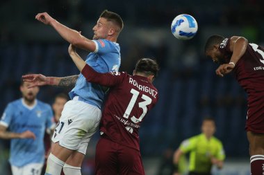ROME, İtalya - 16.04.2022: MILINKOVIC SAVIC (LAZIO), RODRIGUEZ RICARDO (TOR) İtalyan Serie A futbol karşılaşması sırasında SS LAZIO vS TORINO FC Roma Olimpiyat Stadyumu 'nda
