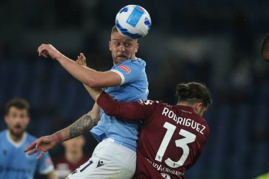 ROME, İtalya - 16.04.2022: MILINKOVIC SAVIC (LAZIO), RODRIGUEZ RICARDO (TOR) İtalyan Serie A futbol karşılaşması sırasında SS LAZIO vS TORINO FC Roma Olimpiyat Stadyumu 'nda