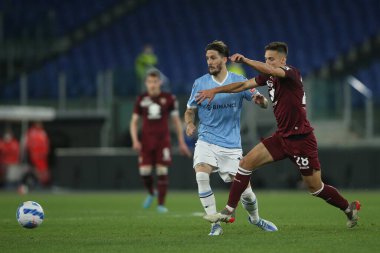 ROME, İtalya - 16.04.2022: LUIS ALBERTO (LAZIO), İtalyan Serisi sırasında SAMUELE RICCI, Roma 'daki Olimpiyat stadyumunda SS LAZIO-TORINO FC arasında oynanan futbol maçı