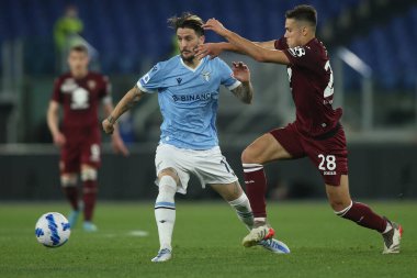 ROME, İtalya - 16.04.2022: LUIS ALBERTO (LAZIO), İtalyan Serisi sırasında SAMUELE RICCI, Roma 'daki Olimpiyat stadyumunda SS LAZIO-TORINO FC arasında oynanan futbol maçı