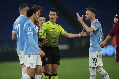 ROME, İtalya - 16.04.2022: İtalyan Serisi sırasında REFEREE PRONTERA ve MANUEL LAZIO (LAZIO), Roma Olimpiyat Stadyumu 'nda SS LAZIO - TORINO FC arasında oynanan futbol karşılaşması