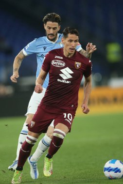 ROME, İtalya - 16.04.2022: LUKIC SASA (TOR), LUIS ALBERTO (LAZIO) İtalyan Serisi sırasında SS LAZIO - TORINO FC arasında Roma Olimpiyat Stadyumu 'nda oynanan futbol karşılaşması