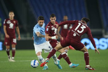 ROME, İtalya - 16.04.2022: CASTALDI (LAZIO), RODRIGUEZ RICARDO (TOR) İtalyan Serisi sırasında SS LAZIO - TORINO FC arasında Roma Olimpiyat Stadyumu 'nda oynanan futbol maçı