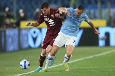 ROME, İtalya - 16.04.2022: PELLEGRI, A.MARUSIC (LAZIO) İtalyan Serisi A futbol karşılaşmasında SS LAZIO - TORINO FC arasında Roma Olimpiyat Stadyumu 'nda oynanan karşılaşmada
