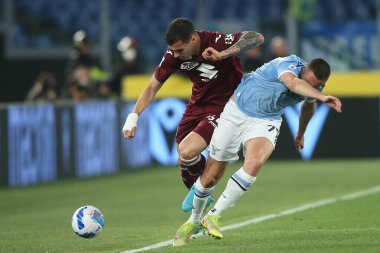 ROME, İtalya - 16.04.2022: PELLEGRI, A.MARUSIC (LAZIO) İtalyan Serisi A futbol karşılaşmasında SS LAZIO - TORINO FC arasında Roma Olimpiyat Stadyumu 'nda oynanan karşılaşmada