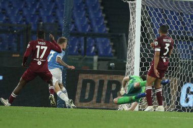 ROME, İtalya - 16.04.2022: CIRO IMMOBILE (LAZIO), İtalya Serisi 'nde 1-1' lik gol attı ve SS LAZIO - TORINO FC arasındaki futbol karşılaşmasını Roma Olimpiyat Stadyumu 'nda kutladı.