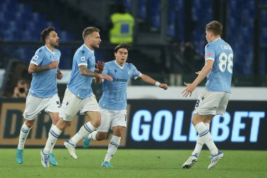 ROME, İtalya - 16.04.2022: CIRO IMMOBILE (LAZIO), İtalya Serisi 'nde 1-1' lik gol attı ve SS LAZIO - TORINO FC arasındaki futbol karşılaşmasını Roma Olimpiyat Stadyumu 'nda kutladı.