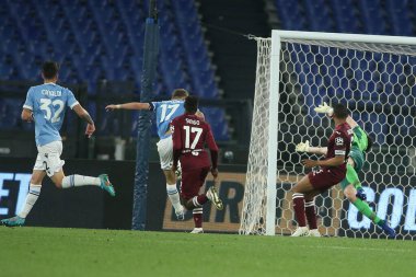 ROME, İtalya - 16.04.2022: CIRO IMMOBILE (LAZIO), İtalya Serisi 'nde 1-1' lik gol attı ve SS LAZIO - TORINO FC arasındaki futbol karşılaşmasını Roma Olimpiyat Stadyumu 'nda kutladı.
