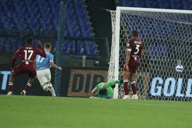ROME, İtalya - 16.04.2022: CIRO IMMOBILE (LAZIO), İtalya Serisi 'nde 1-1' lik gol attı ve SS LAZIO - TORINO FC arasındaki futbol karşılaşmasını Roma Olimpiyat Stadyumu 'nda kutladı.