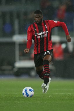 ROME, İtalya - 24.04.2022: TOMORI (MIL) İtalyan Serisi sırasında Roma Olimpiyat Stadyumu 'nda SS LAZIO-AC MILAN arasında oynanan futbol maçı