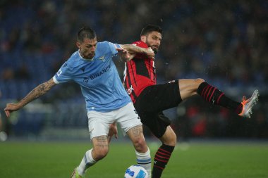 ROME, İtalya - 24.04.2022: F.ACERBI (LAZIO), GIROUD (MIL) İtalyan Serisi A futbol karşılaşmasında SS LAZIO - AC MILAN