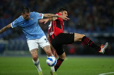 ROME, İtalya - 24.04.2022: F.ACERBI (LAZIO), GIROUD (MIL) İtalyan Serisi A futbol karşılaşmasında SS LAZIO - AC MILAN