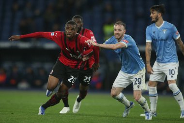 ROME, İtalya - 24.04.2022: KALULU (MIL), MANUEL LAZZARI (LAZIO) İtalyan Serisi sırasında eylem halindeydi.