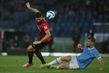 ROME, İtalya - 24.04.2022: Roma Olimpiyat Stadyumu 'ndaki SS LAZIO-AC MILAN arasındaki İtalyan Serisi A futbol karşılaşması sırasında GIROUD (MIL), F.ACERBI (LAZIO) eylem halindedir.