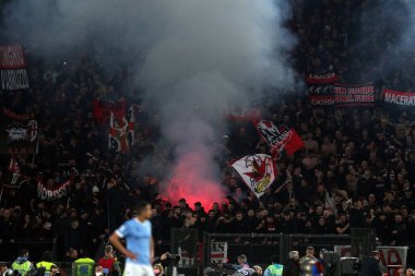 ROME, İtalya - 24.04.2022: MILAN YARDIMLARI MİLAN MÜZİKANESİ İtalyan Serisi sırasında VICTORY 'u kutladı SS LAZIO - AC MILAN arasında Roma Olimpiyat stadyumunda oynanan futbol maçı