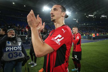 ROME, İtalya - 24.04.2022: IBRAHIMOVIC (MIL) İtalyan Serisi 'nde VICTORY' u kutladı SS LAZIO - AC MILAN arasındaki futbol maçı Roma Olimpiyat Stadyumu 'nda