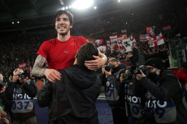 ROME, İtalya - 24.04.2022: TONALI (MIL), GIROUD (MIL) İtalyan Serisi 'nde CELEBRATES VICTORY SS LAZIO - AC MILAN arasında Roma Olimpiyat Stadyumu' nda oynanan bir futbol maçı