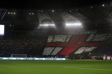 ROME, İtalya - 24.04.2022: İtalyan Serisi sırasında COREOGRAPHY MILAN destekleyicileri SS LAZIO - AC MILAN arasında Roma Olimpiyat Stadyumu 'nda oynanan futbol maçı