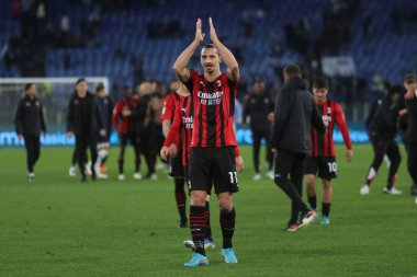 ROME, İtalya - 24.04.2022: IBRAHIMOVIC (MIL) İtalyan Serisi 'nde VICTORY' u kutladı SS LAZIO - AC MILAN arasındaki futbol maçı Roma Olimpiyat Stadyumu 'nda