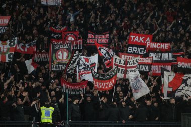 ROME, İtalya - 24.04.2022: Roma Olimpiyat Stadyumu 'ndaki SS LAZIO-AC MILAN arasındaki İtalya Serie A futbol karşılaşması sırasında tribünlerde Milan taraftarları bayrak sallıyor