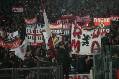 ROME, İtalya - 24.04.2022: Roma Olimpiyat Stadyumu 'ndaki SS LAZIO-AC MILAN arasındaki İtalya Serie A futbol karşılaşması sırasında tribünlerde Milan taraftarları bayrak sallıyor