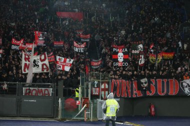 ROME, İtalya - 24.04.2022: Roma Olimpiyat Stadyumu 'ndaki SS LAZIO-AC MILAN arasındaki İtalya Serie A futbol karşılaşması sırasında tribünlerde Milan taraftarları bayrak sallıyor