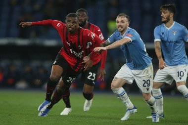 ROME, İtalya - 24.04.2022: KALULU (MIL), MANUEL LAZZARI (LAZIO) İtalyan Serisi sırasında eylem halindeydi.