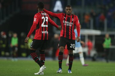 ROME, İtalya - 24.04.2022: TOMORI (MIL), KALULU (MIL) İtalyan Serisi sırasında SS LAZIO - AC MILAN arasında Roma Olimpiyat Stadyumu 'nda oynanan futbol maçı