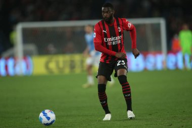 ROME, İtalya - 24.04.2022: TOMORI (MIL) İtalyan Serisi sırasında Roma Olimpiyat Stadyumu 'nda SS LAZIO-AC MILAN arasında oynanan futbol maçı