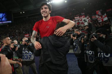 ROME, İtalya - 24.04.2022: TONALI (MIL) İtalyan Serisi 'nde VICTORY' u kutladı SS LAZIO - AC MILAN arasında Roma Olimpiyat Stadyumu 'nda oynanan futbol maçı