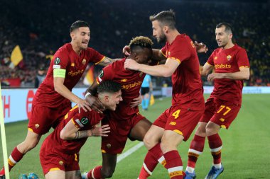 ROME, ITALY - 14.04.2022: NICOLO ZANIOLO (AS ROMA) TAMMY ABRAHAM (AS ROMA) UEFA Konferans Ligi Çeyrek Final Maçı 'nda 14 Nisan' da Roma Olimpiyat Stadyumu 'nda oynanan 1-0' lık skoru kutladı..