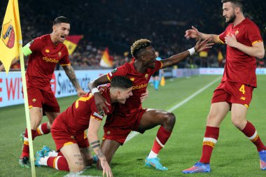 ROME, ITALY - 14.04.2022: NICOLO ZANIOLO (AS ROMA) TAMMY ABRAHAM (AS ROMA) UEFA Konferans Ligi Çeyrek Final Maçı 'nda 14 Nisan' da Roma Olimpiyat Stadyumu 'nda oynanan 1-0' lık skoru kutladı..