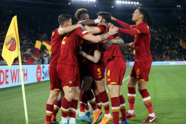 ROME, ITALY - 14.04.2022: NICOLO ZANIOLO (AS ROMA) TAMMY ABRAHAM (AS ROMA) UEFA Konferans Ligi Çeyrek Final Maçı 'nda 14 Nisan' da Roma Olimpiyat Stadyumu 'nda oynanan 1-0' lık skoru kutladı..