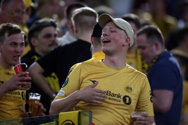 ROME, ITALY - 14.04.2022: Bodo Glimt taraftarları UEFA Konferans Ligi çeyrek final maçı ile FK Bodo / Glimt arasında 14 Nisan 'da Roma Olimpiyat Stadyumu' nda oynanan karşılaşmada destek verdiler..