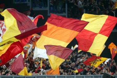 ROME, ITALY - 14.04.2022: Roma, UEFA Konferans Ligi çeyrek final maçı ile FK Bodo / Glimt arasında 14 Nisan 'da Roma Olimpiyat Stadyumu' nda oynanan karşılaşmada taraftarları bayrak sallarken.