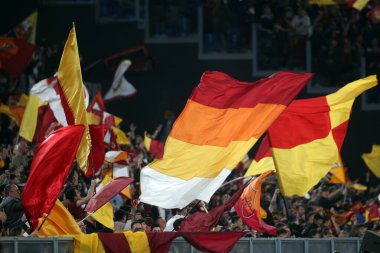 ROME, ITALY - 14.04.2022: Roma, UEFA Konferans Ligi çeyrek final maçı ile FK Bodo / Glimt arasında 14 Nisan 'da Roma Olimpiyat Stadyumu' nda oynanan karşılaşmada taraftarları bayrak sallarken.