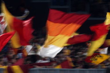 ROME, ITALY - 14.04.2022: Roma, UEFA Konferans Ligi çeyrek final maçı ile FK Bodo / Glimt arasında 14 Nisan 'da Roma Olimpiyat Stadyumu' nda oynanan karşılaşmada taraftarları bayrak sallarken.