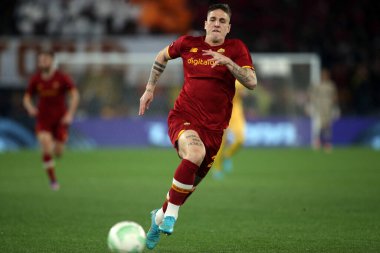 ROME, ITALY - 14.04.2022: NICOLO ZANIOLO (AS ROMA) UEFA Konferans Ligi çeyrek final maçı sırasında 14 Nisan 'da Roma Olimpiyat Stadyumu' nda oynanan FK Bodo / Glimt karşılaşmasında.